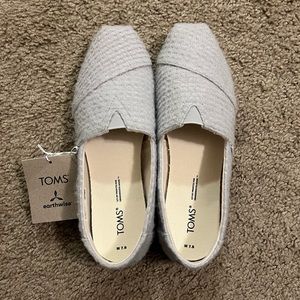 Tom’s women grey canvas recycled shoes size 7.5
